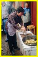 Changting lady doing a little streetside cooking